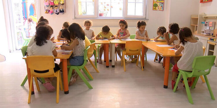 Çocuğun okula alışması için 2-3 haftalık süre tanınmalı