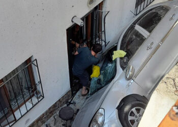 Çocukların içinde oynadığı otomobil apartman boşluğuna düştü