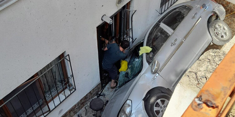 Çocukların içinde oynadığı otomobil apartman boşluğuna düştü 