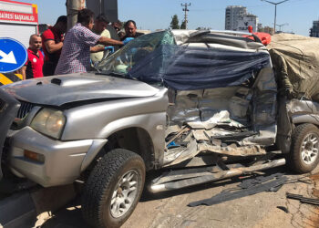 Çöp kamyonu kavşakta kamyonete çarptı: 4 ölü, 4 yaralı