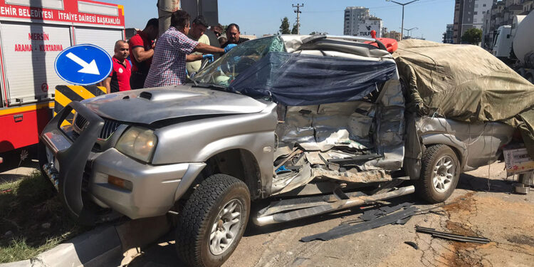 Çöp kamyonu kavşakta kamyonete çarptı: 4 ölü, 4 yaralı