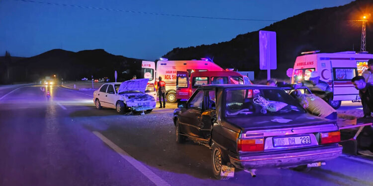 Çorum'da iki otomobil çarpıştı: 5 yaralı