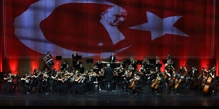 Cumhuriyet'in 100'üncü yılı TUGFO konseri ile kutlandı