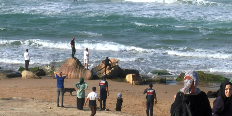 Denize giren Berat, dalgalara kapılarak kayboldu