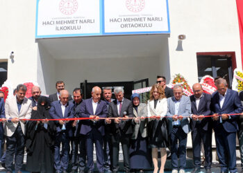 Deprem bölgesinde ilk yapılan okul törenle açıldı