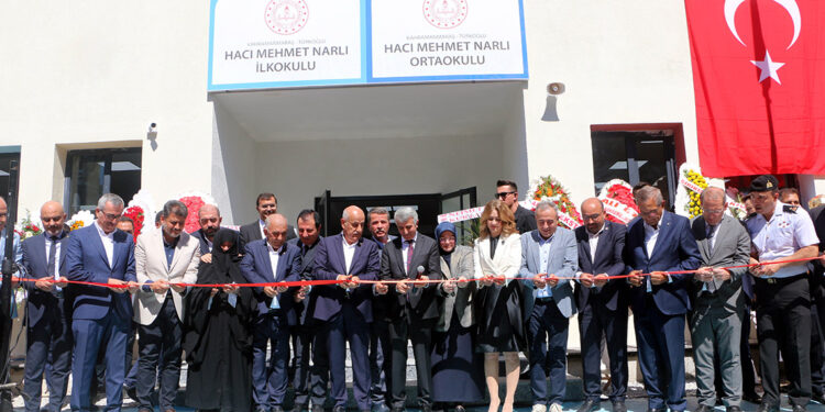 Deprem bölgesinde ilk yapılan okul törenle açıldı