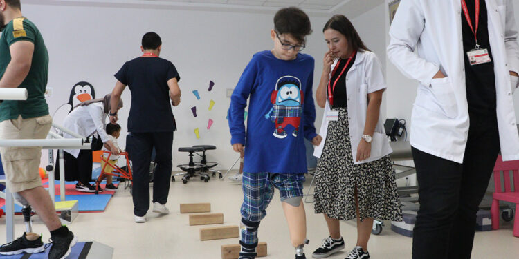 Depremde bacağını kaybeden Enes, protezle ayağa kalktı