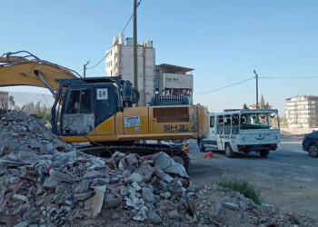 Depremin 215'inci gününde temel kazısında enkazdan ceset çıktı