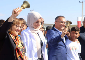 Depremzede öğrenciler, konteyner okullarda dersbaşı yaptı