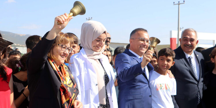 Depremzede öğrenciler, konteyner okullarda dersbaşı yaptı