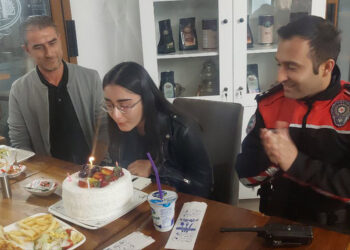 Diyabet hastası Yağmur'a polislerden sürpriz doğum günü