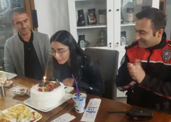 Diyabet hastası yağmur'a polislerden sürpriz doğum günü