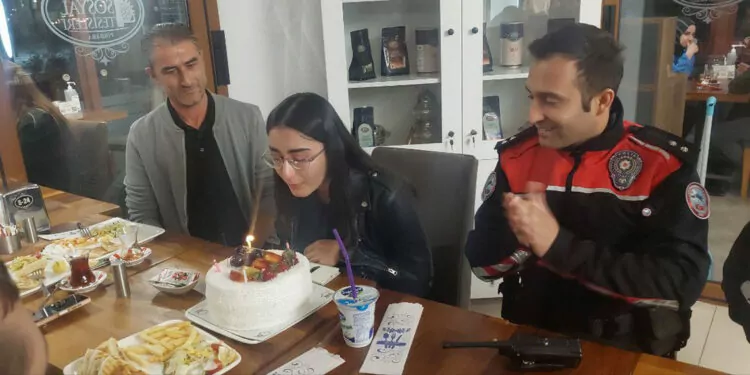 Diyabet hastası yağmur'a polislerden sürpriz doğum günü