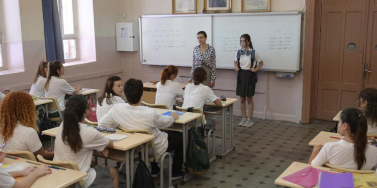 Dönence dizi seti, tarihi Namık Kemal Lisesi’ne konuk oldu