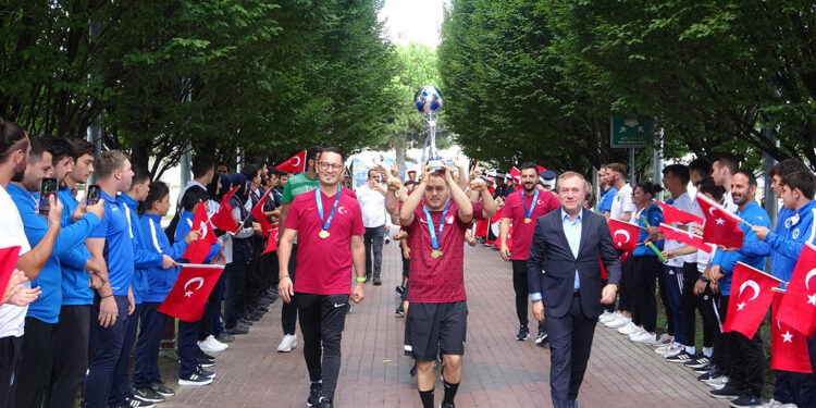 Down Sendromlu Özel Futsal Milli Takımı'na çoşulu karşılama