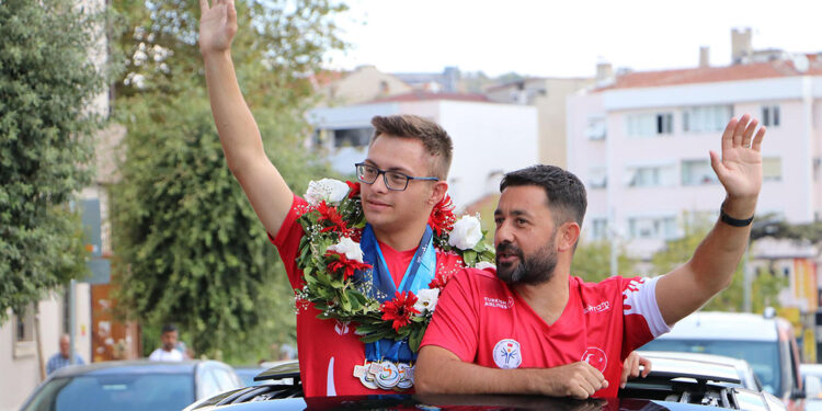 Down sendromlu şampiyon Emirhan Akçakoca'ya karşılama