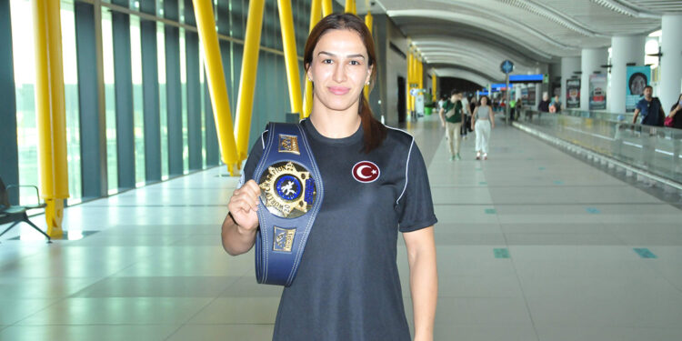 Dünya şampiyonu milli güreşçi Buse Tosun yurda döndü