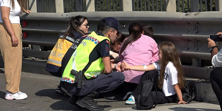 Düzce'de hafif ticari araç otomobile çarptı; 6 yaralı