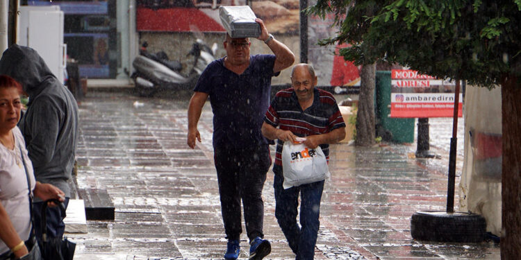 Edirne'de uyarı sonrası yağmur etkili oldu