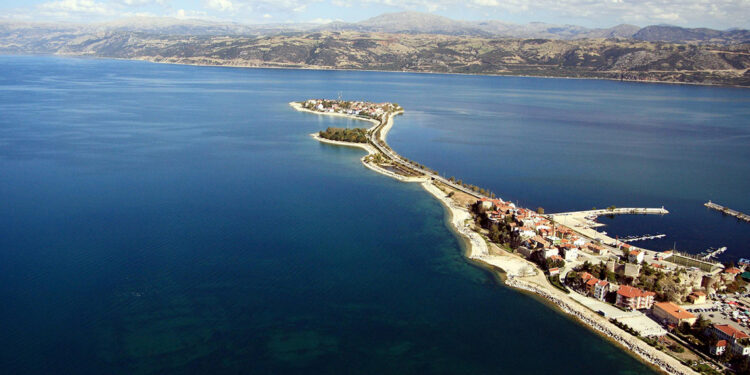 Eğirdir Gölü'nde su seviyesi düşerken vahşi sulama devam ediyor
