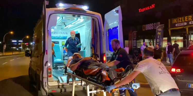 Eğlence mekanı girişinde silahlı çatışma; 1 ölü, 3 yaralı