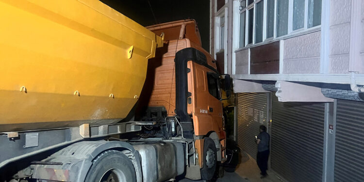 El freni çekilmeyen hafriyat kamyonu 6 araca çarptı