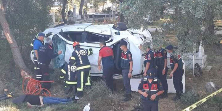 Elektrikli bisiklete çarpan otomobil mezarlığa yuvarlandı: 3 ölü