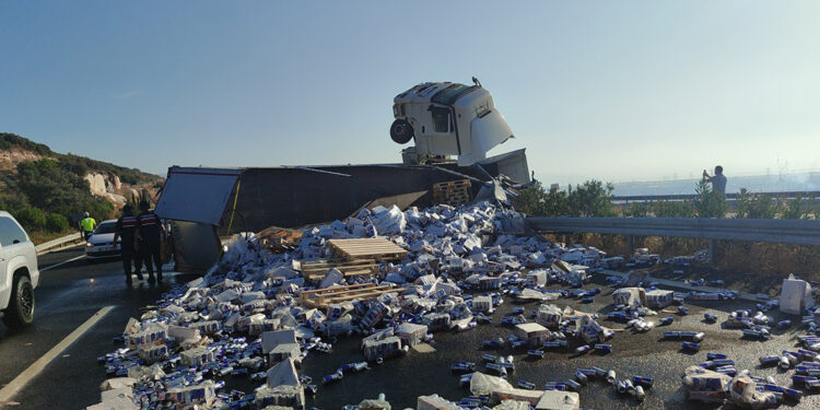 Enerji içeceği yüklü TIR devrildi