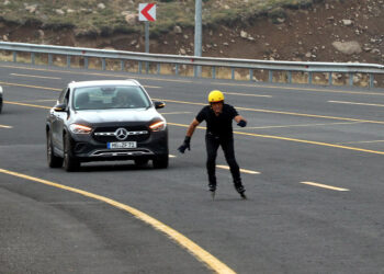 Erciyes'ten şehir merkezine patenle indi