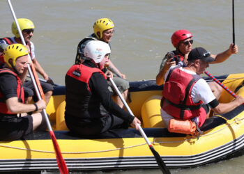 Erzincan Valisi Aydoğdu, Karasu Nehri'nde rafting yaptı