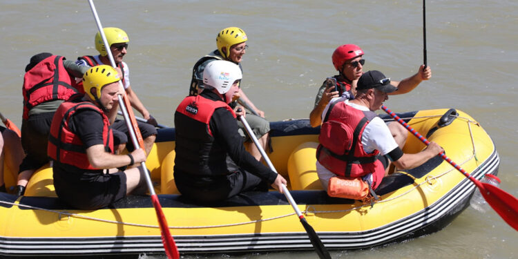 Erzincan Valisi Aydoğdu, Karasu Nehri'nde rafting yaptı