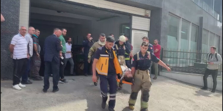 Esenler'de iş yeri asansörü düştü; 4 yaralı