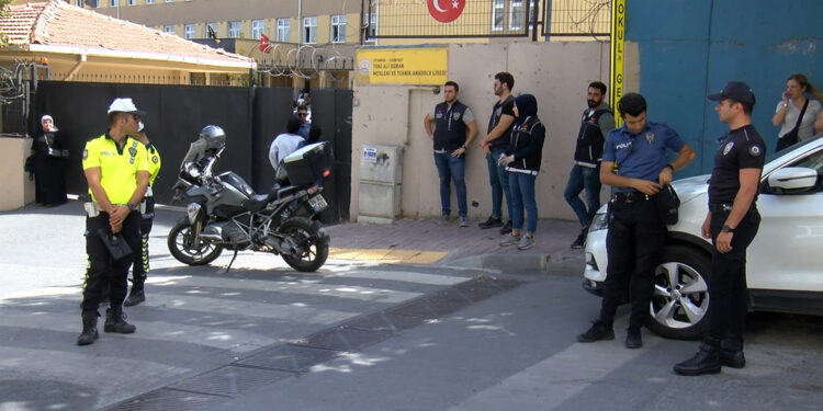 Esenyurt'ta okul çevresinde polis denetimi 