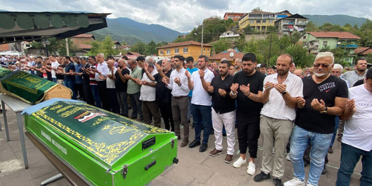 Eşinin öldürdüğü Özlem ve annesi toprağa verildi