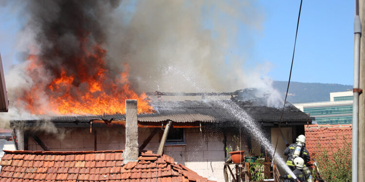 Evi ateşe veren kadın ve 3 yaşındaki kızı yaralandı