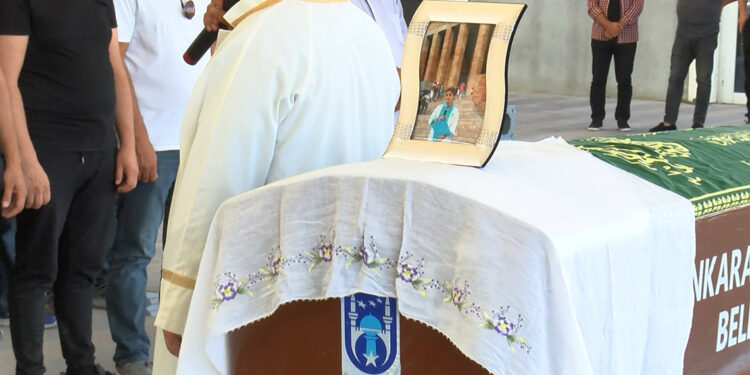 Evinde ölü bulunan Nazlı Ece Akil, toprağa verildi