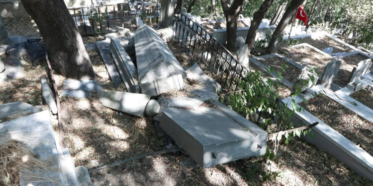 Eyüpsultan Mezarlığı'nı defineciler talan etti iddiası