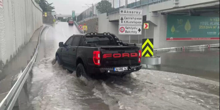 Fatih'te yeni yapılan alt geçidi su bastı