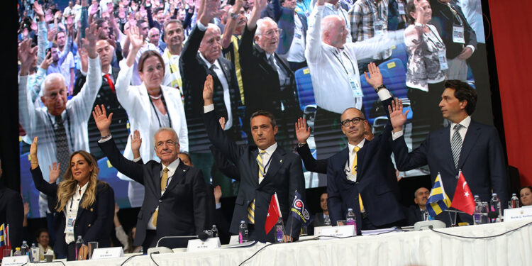 Fenerbahçe’de stat isim değişikliği için yönetime yetki verildi