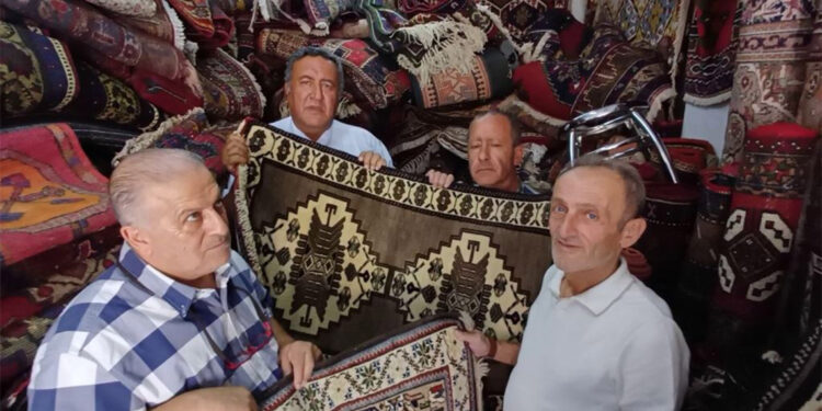 El dokuması halıcılık can çekişiyor