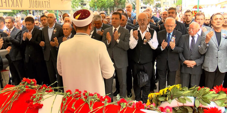 Gazeteci-Yazar Hıfzı Topuz son yolculuğuna uğurlandı 