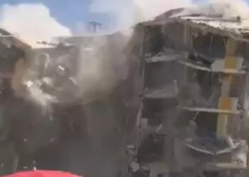Gaziantep'te hasarlı 5 katlı bina, yıkım sırasında çöktü