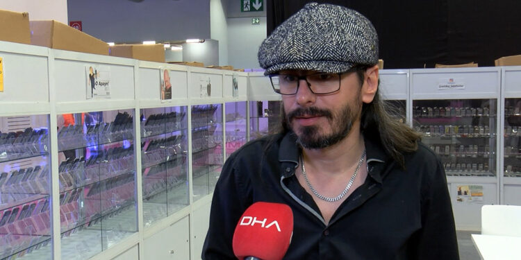 Guinness rekoru kıran telefon koleksiyonunun sergisi açıldı