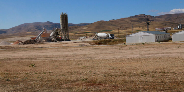 Gümüşhane-Bayburt havalimanı'nda üstyapı çalışmaları sürüyor