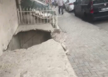 Güngören'de betonun çökmesi sonucu 2 kişi yaralandı