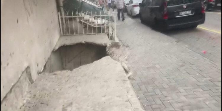 Güngören'de betonun çökmesi sonucu 2 kişi yaralandı