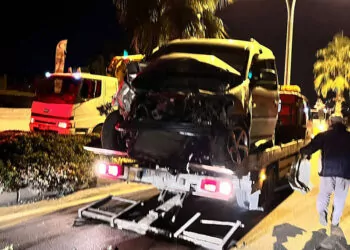 Hafif ticari araç ağaca ve aydınlatma direğine çarptı: 2 ölü