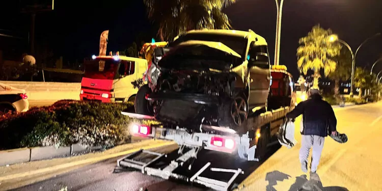 Hafif ticari araç ağaca ve aydınlatma direğine çarptı: 2 ölü