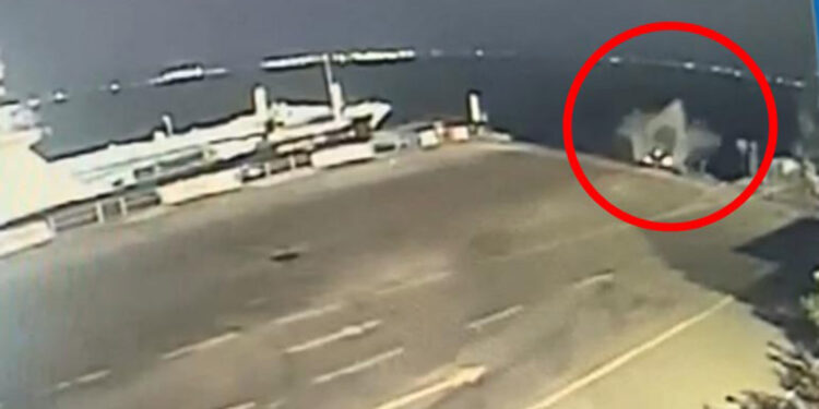 Hafif ticari araç feribot a binerken denize uçtu