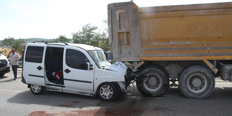 Hafif ticari araç hafriyat kamyonuna çarptı: 7 yaralı